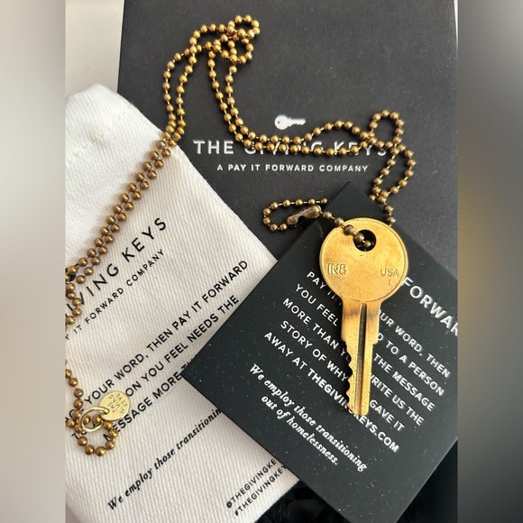 Nwt in box “inspire” full size The Giving key necklace - Picture 3 of 3